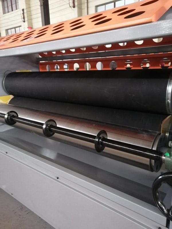 GLUE SPREADER MACHINE 
