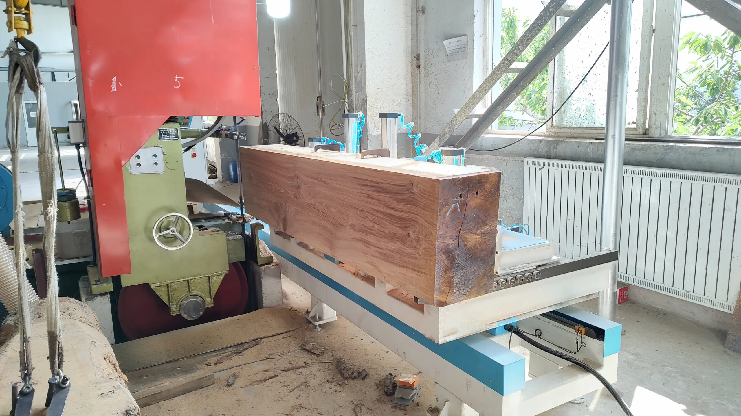 CNC band saw veneer cutting machine